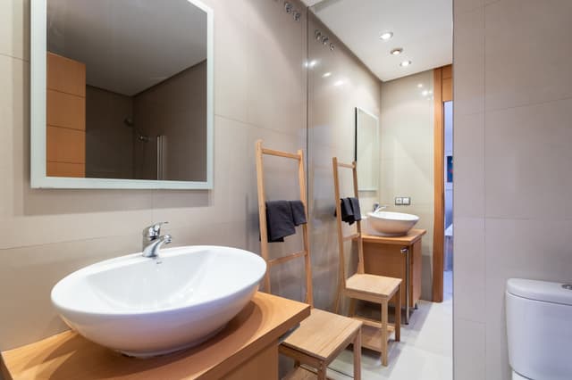 Bathroom 1 (View 2)